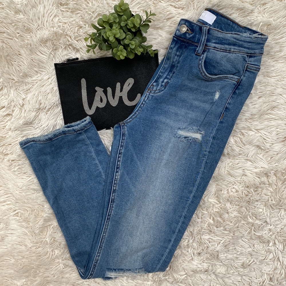 Vervet Cropped Straight Leg Distressed Jeans 💗 Medium Wash